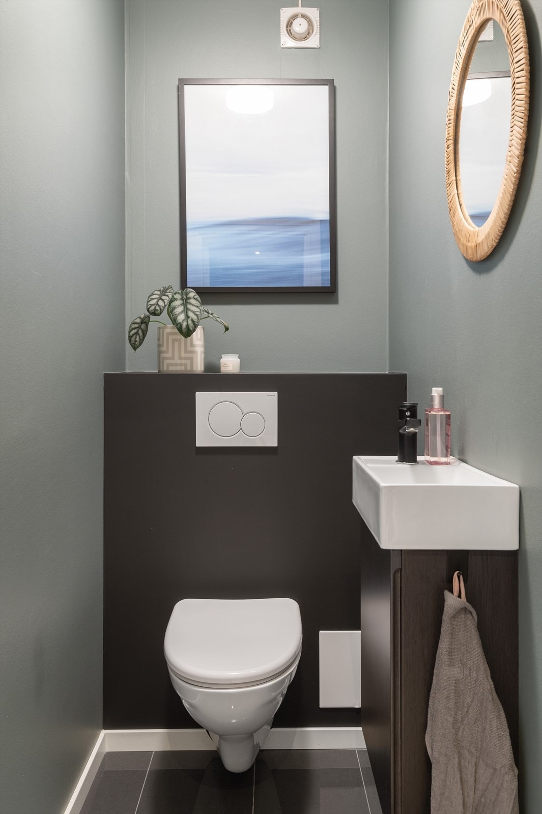 Toalettrom oppgradert i 2021. Flis på gulv, vegghengt toalett og servant med skap Galleribilde