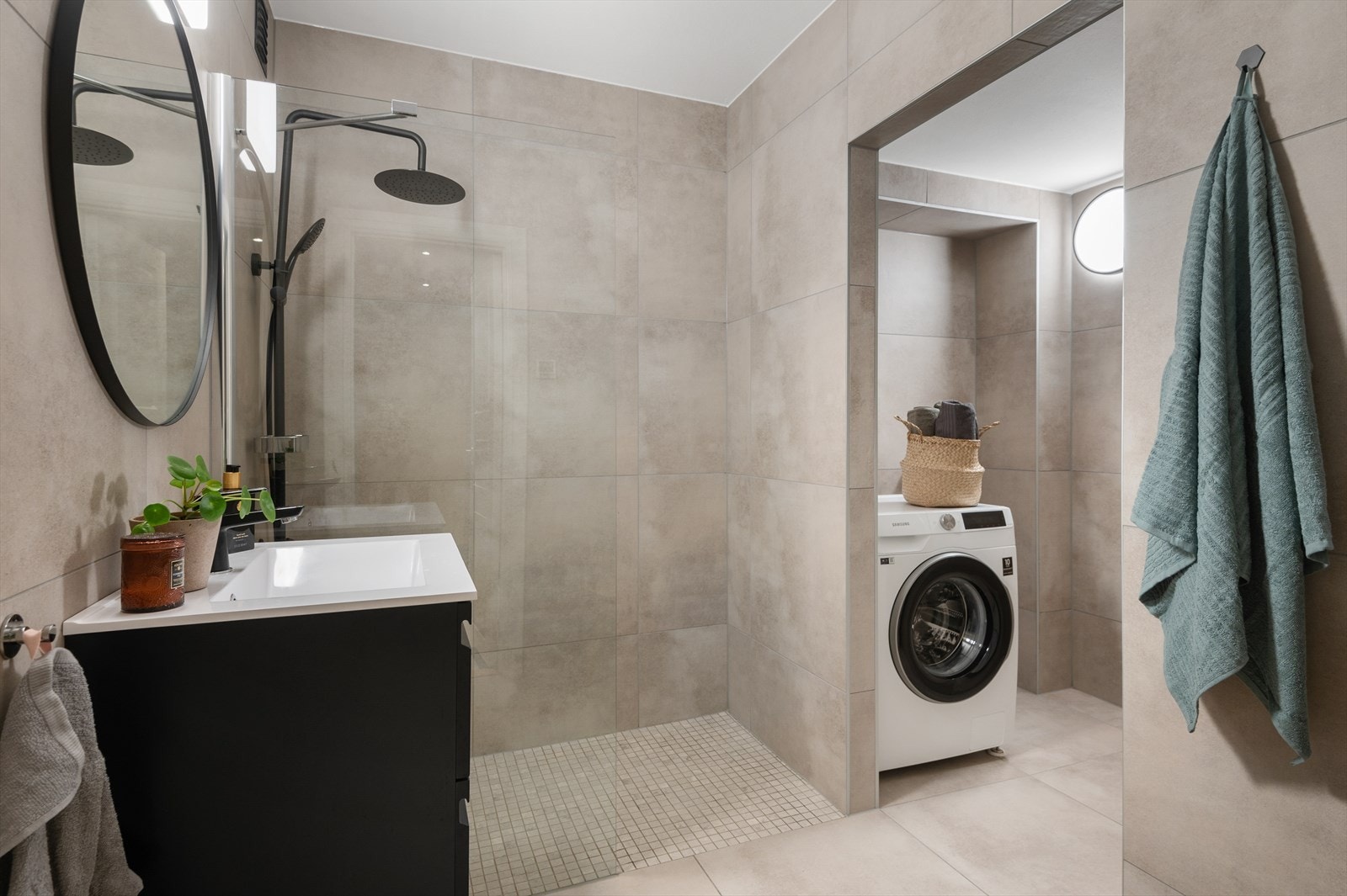 Bad fra 2021 som er lekkert flislagt med 60x60 flis på gulv og vegger samt behaglig gulvvarme Galleribilde