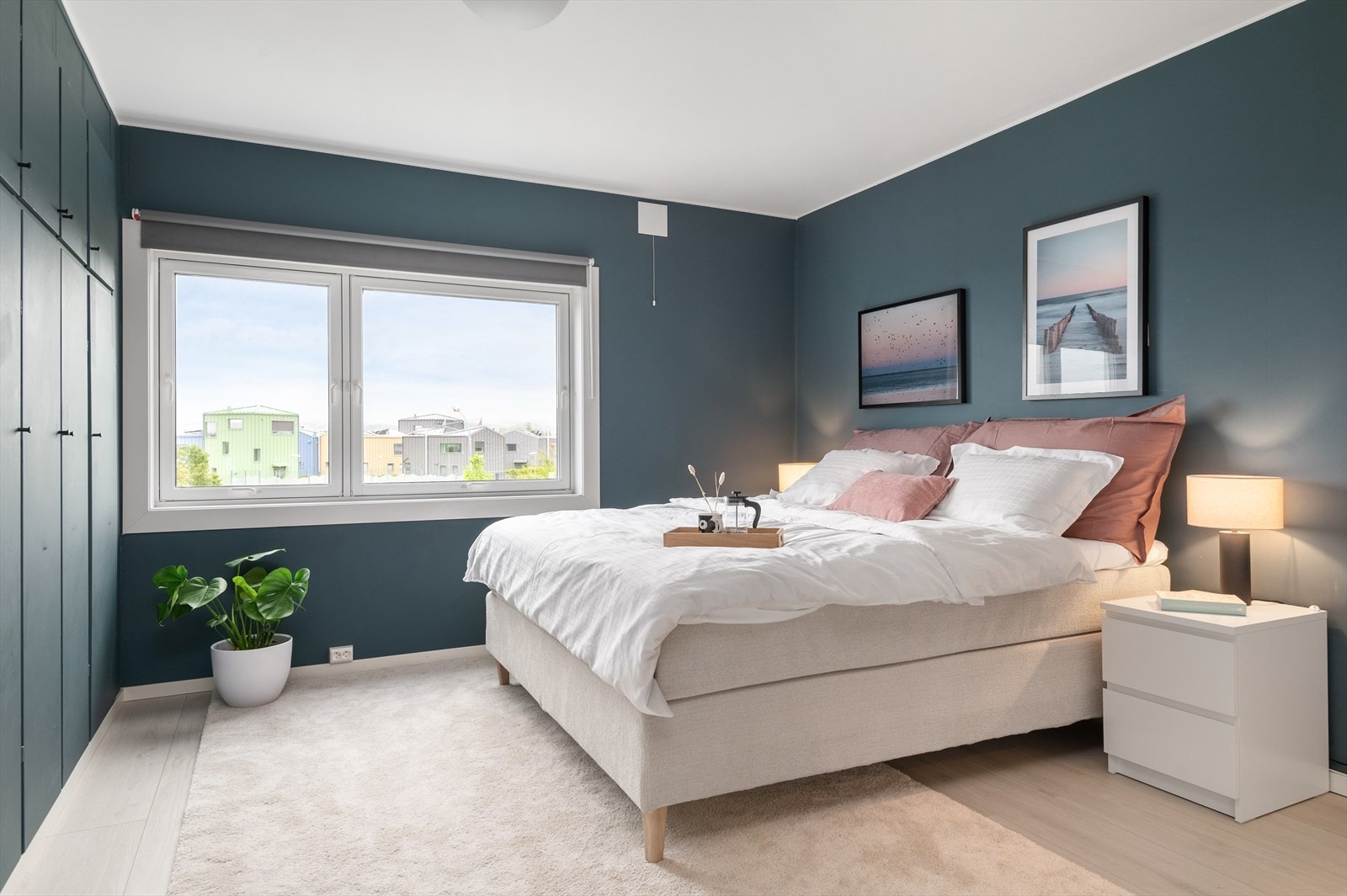 Leiligheten har to store soverom på hhv. 15m² og 10 m² hvor begge har flott utsikt Galleribilde