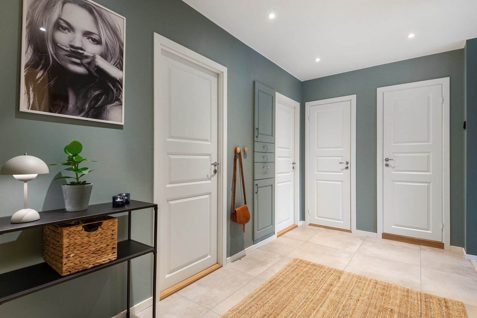 Romslig entré/gang på 7,5m² med 60x60 flis på gulv, listefrie himlinger og downlights med dim Galleribilde