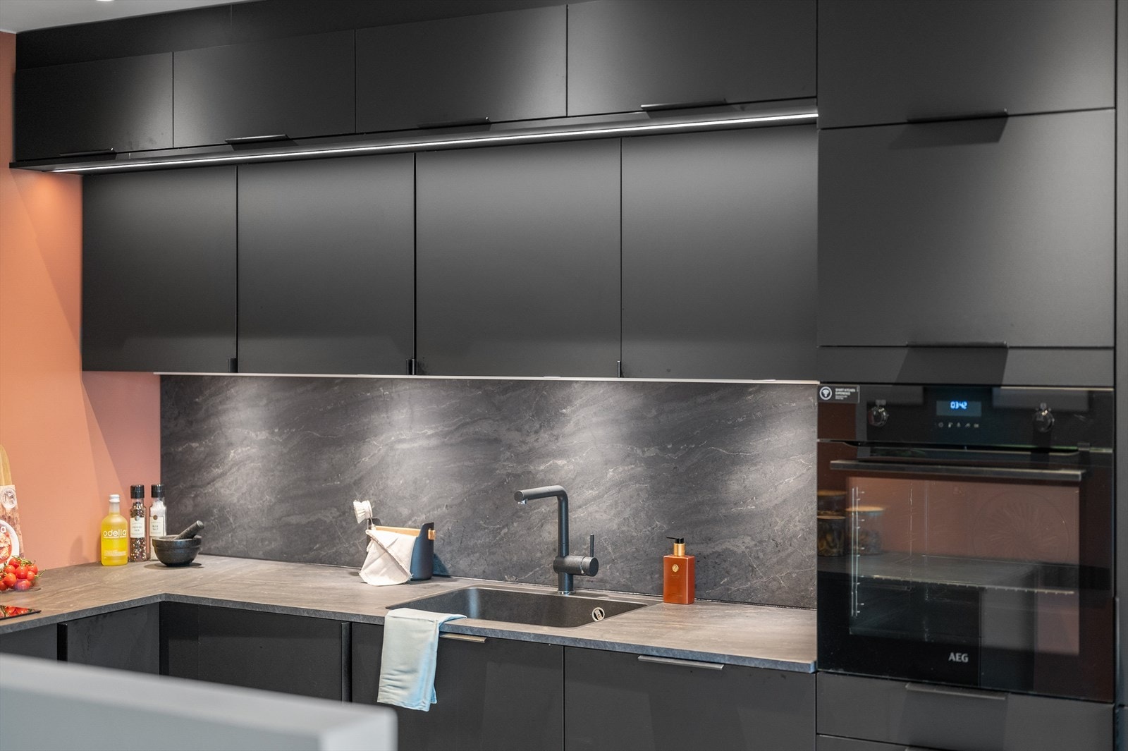 Det medfølger integrerte hvitevarer fra kvalitetsleverandøren AEG. Stekeovn med steketermometer og WIFi, komiskap kjøl/frys og oppvaskmaskin Galleribilde