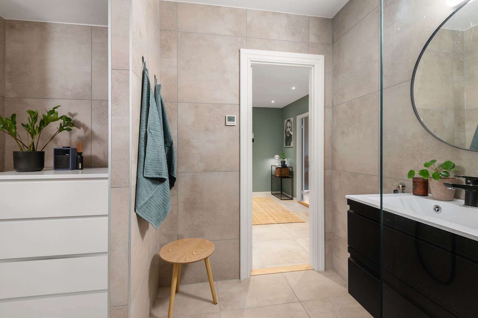 Praktisk vaskeromsnisje fra bad med god plass til oppbevaring Galleribilde