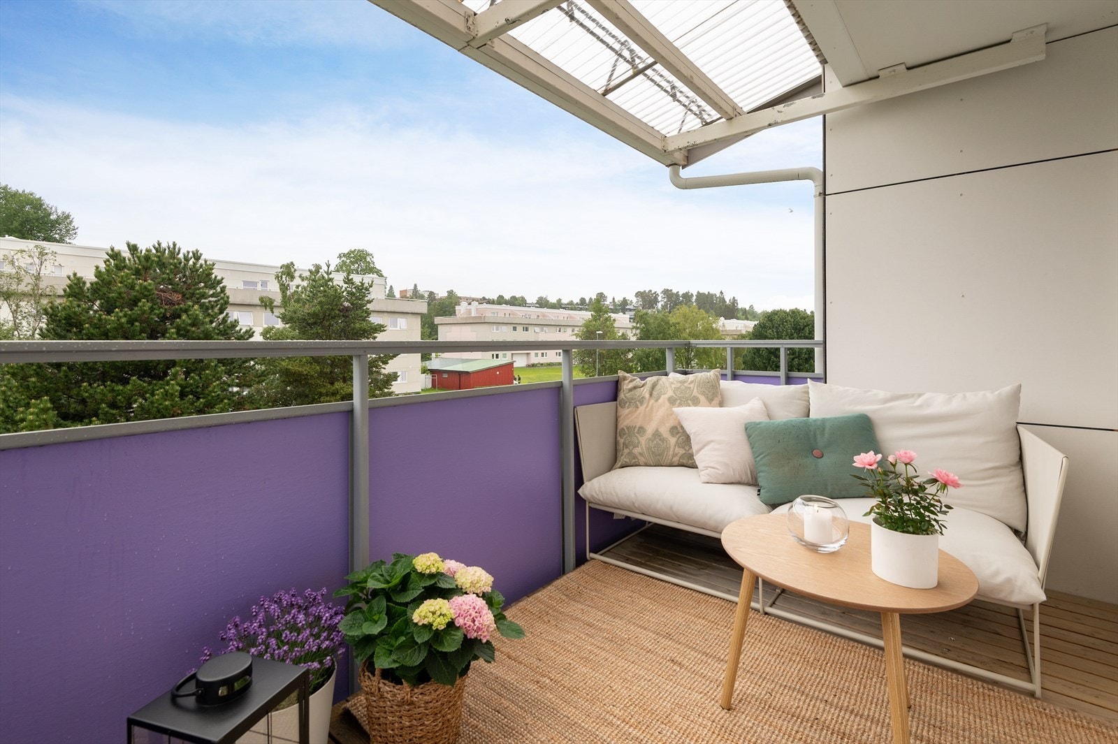 med praktisk overbygg hvor solen kan nytes fra ca. kl. 13:00 til 22:30 sommerstid Galleribilde