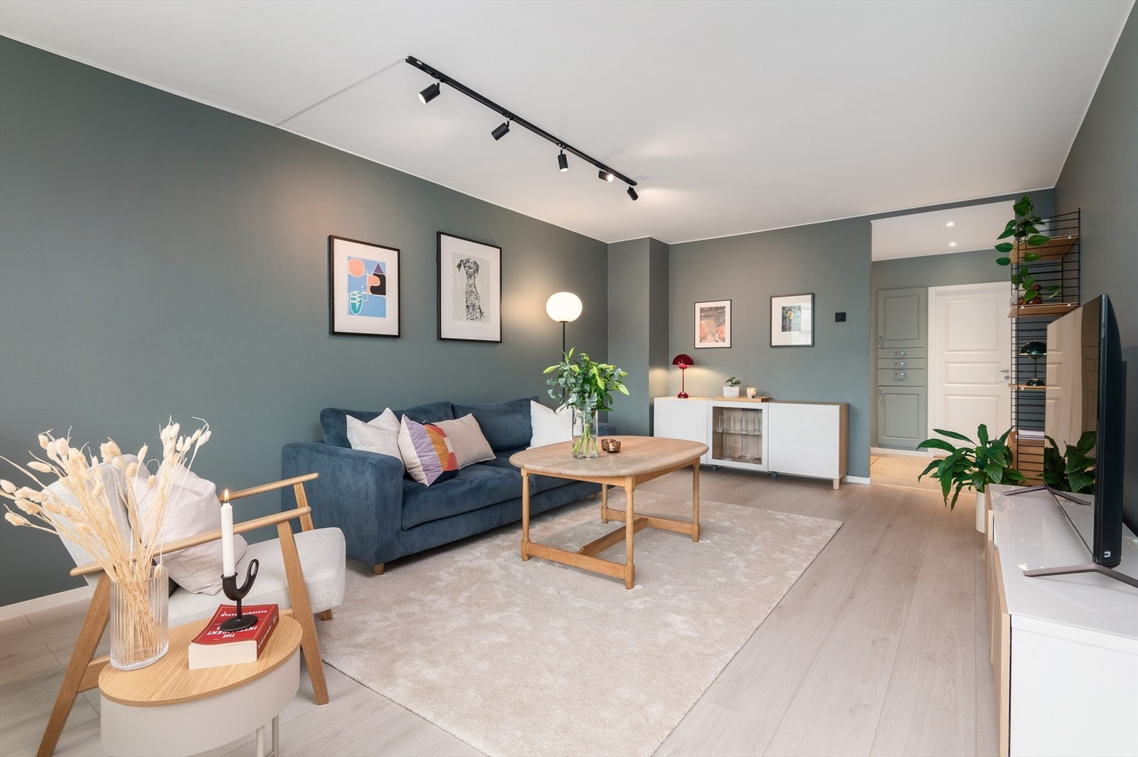 Lysskinne i himling med dimmer. Det er pipeløp i leiligheten og mulighet for å montere vedovn ved ønske Galleribilde