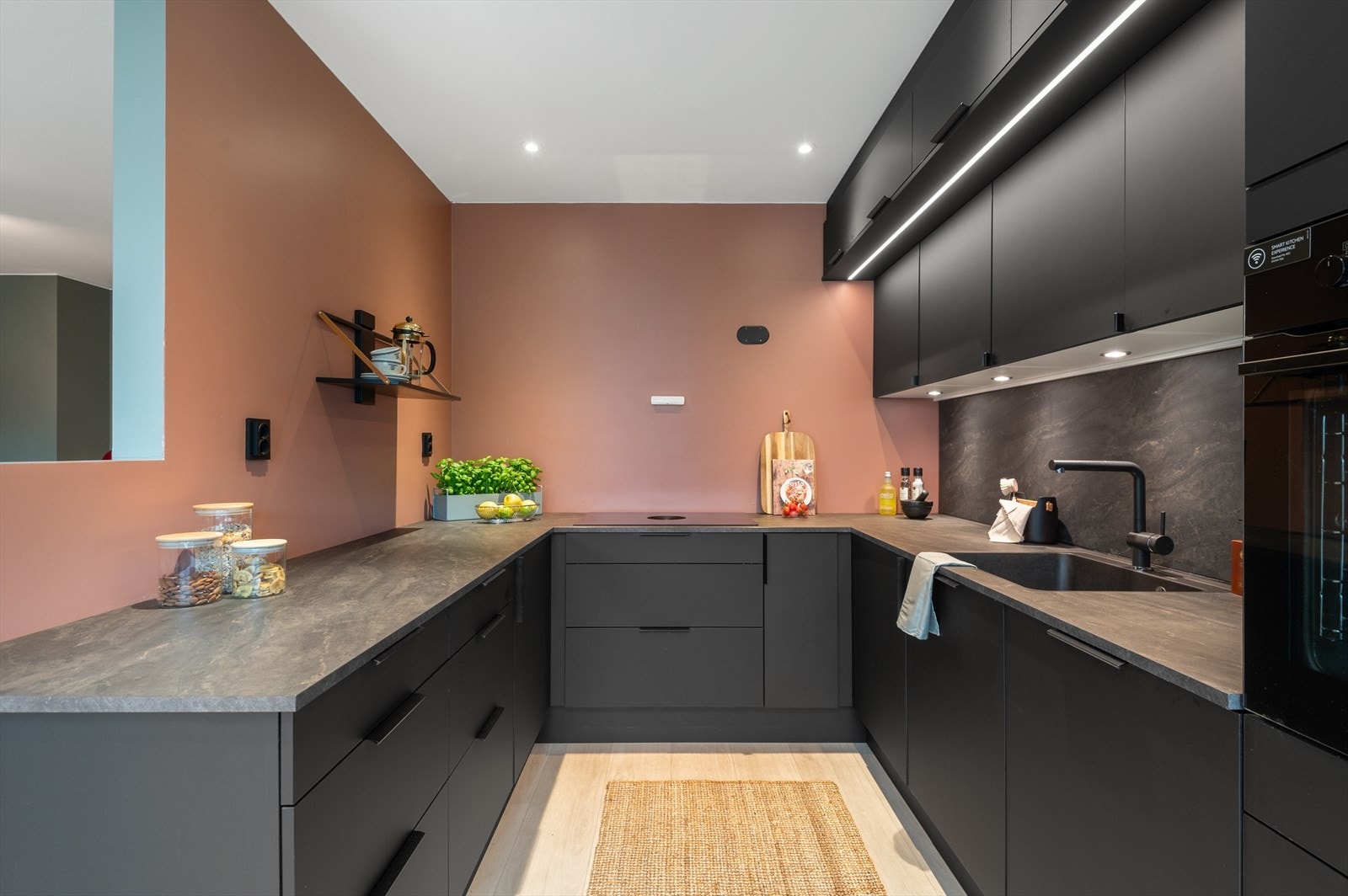 Innholdsrikt kjøkken nytt i 2022 fra Danske AUBO. Kjøkken har fin belysning med downlights i himling og under overskap kobinert med led list hvor alle lys er dimbare Galleribilde