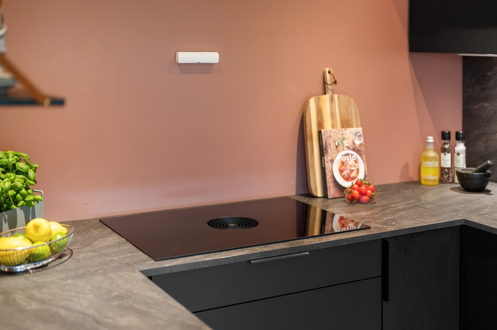 BORA platetopp 80cm med integrert ventilator, indusjon- og boostfunksjon. Alle skap og skuffer har soft-close og det er praktisk hjørneskap med LeMans uttrekk hvor hyllene kan dreies helt ut i rommet Galleribilde