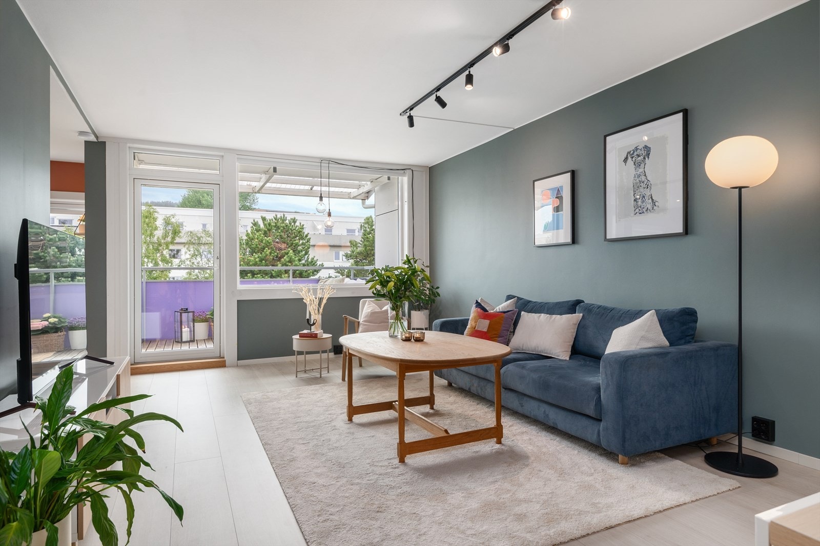 Leiligheten fremstår meget moderne med nydelig 1-stavs gulv, slette vegger med pent fargevalg samt listefrie himlinger Galleribilde