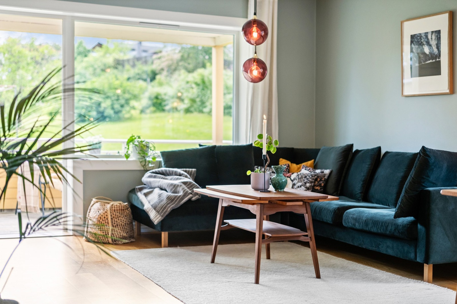 Stua har parkett på gulv og rikelig med vinduer for lysinnslipp. Galleribilde