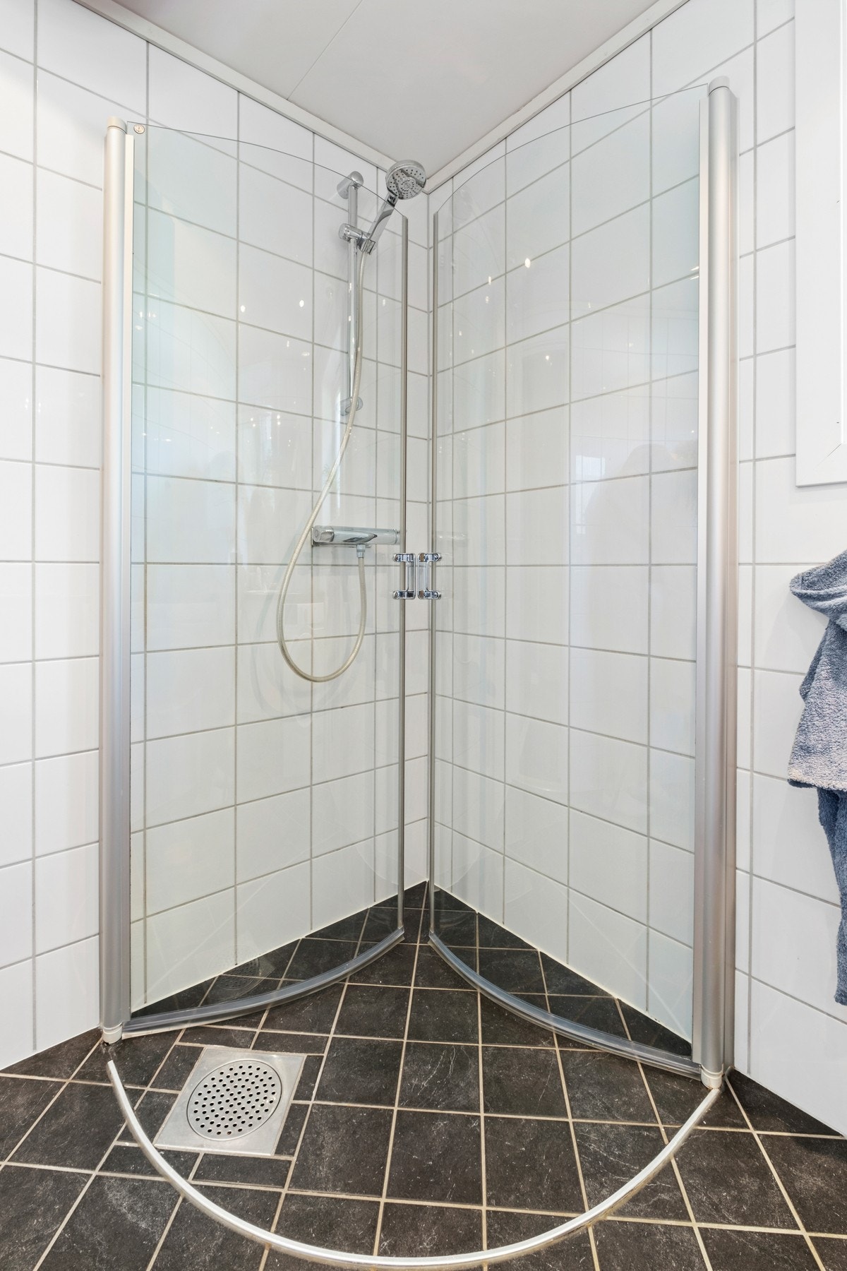 Her er det innredning med servant og dusjhjørne med praktiske innfellbare glassvegger. Galleribilde