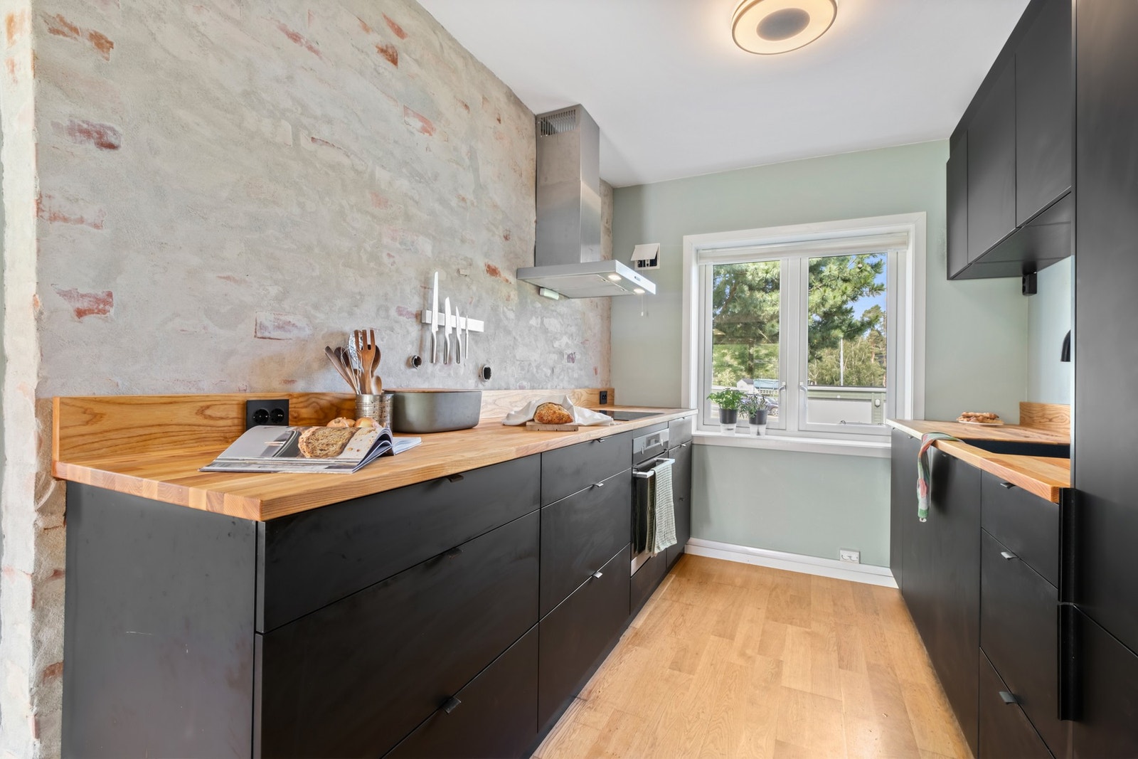 De originale murveggene i bygningen er tatt fram, og gir et flott uttrykk på rommet. Galleribilde