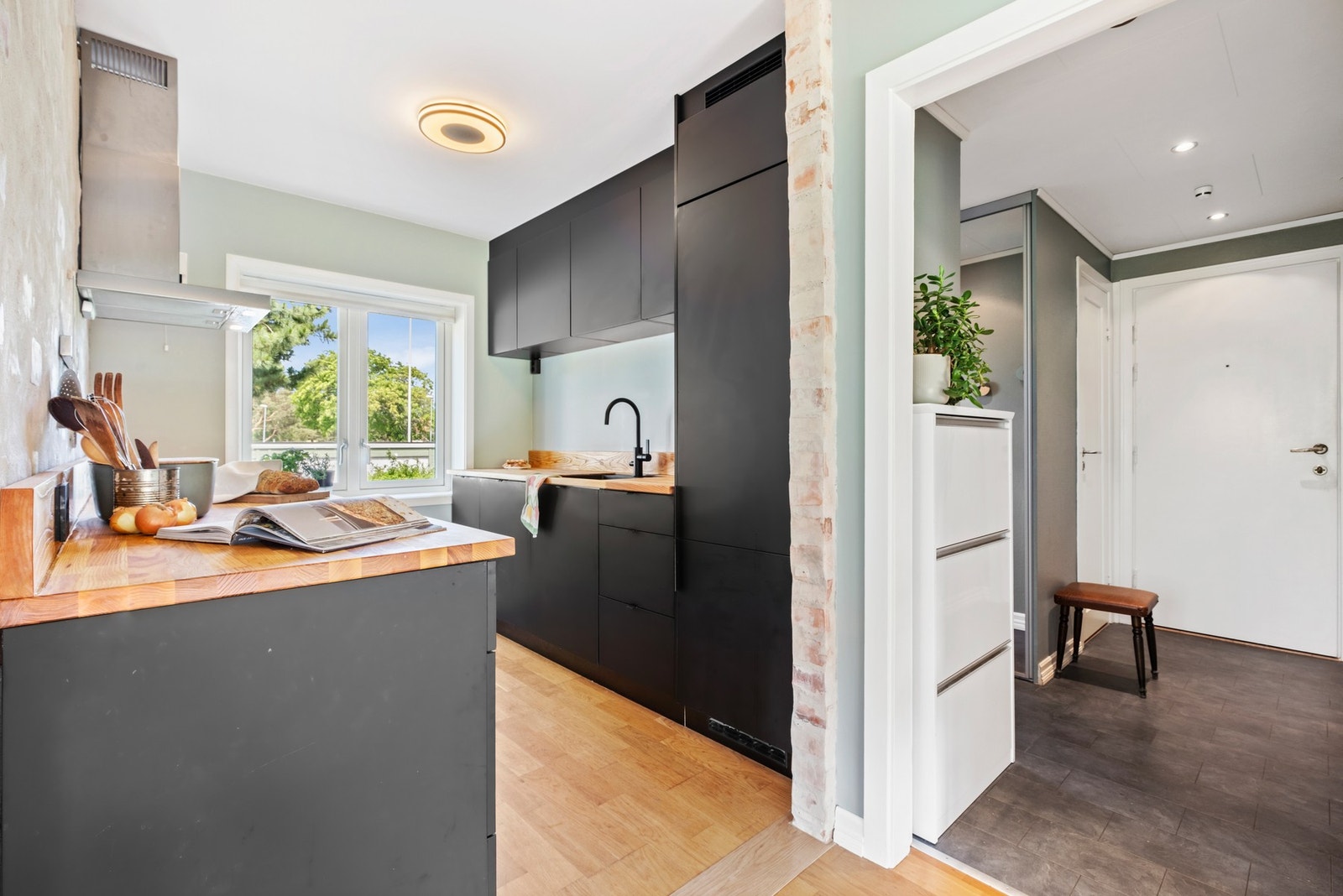 Kjøkkenet ble oppgradert i 2020 med ny innredning, rørsystem, elektrisk, hvitevarer og benkeplate. Galleribilde