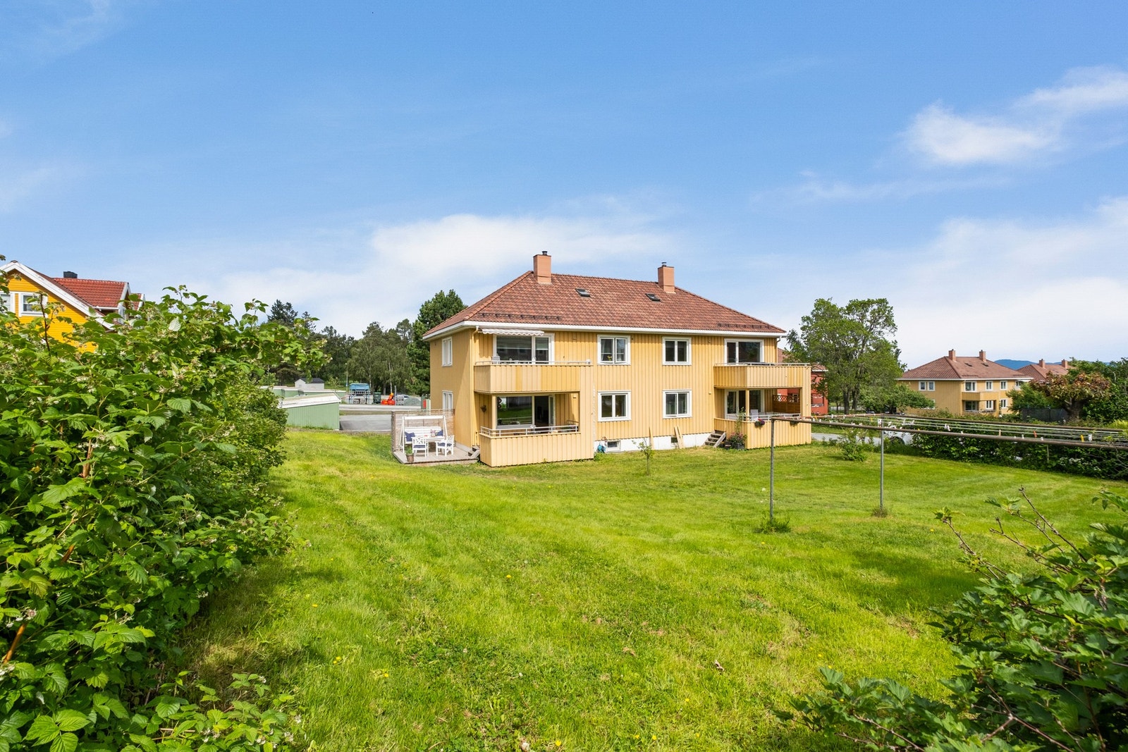 Området ligger sentralt til med butikksenter og kollektive forbindelser i umiddelbar nærhet. Galleribilde