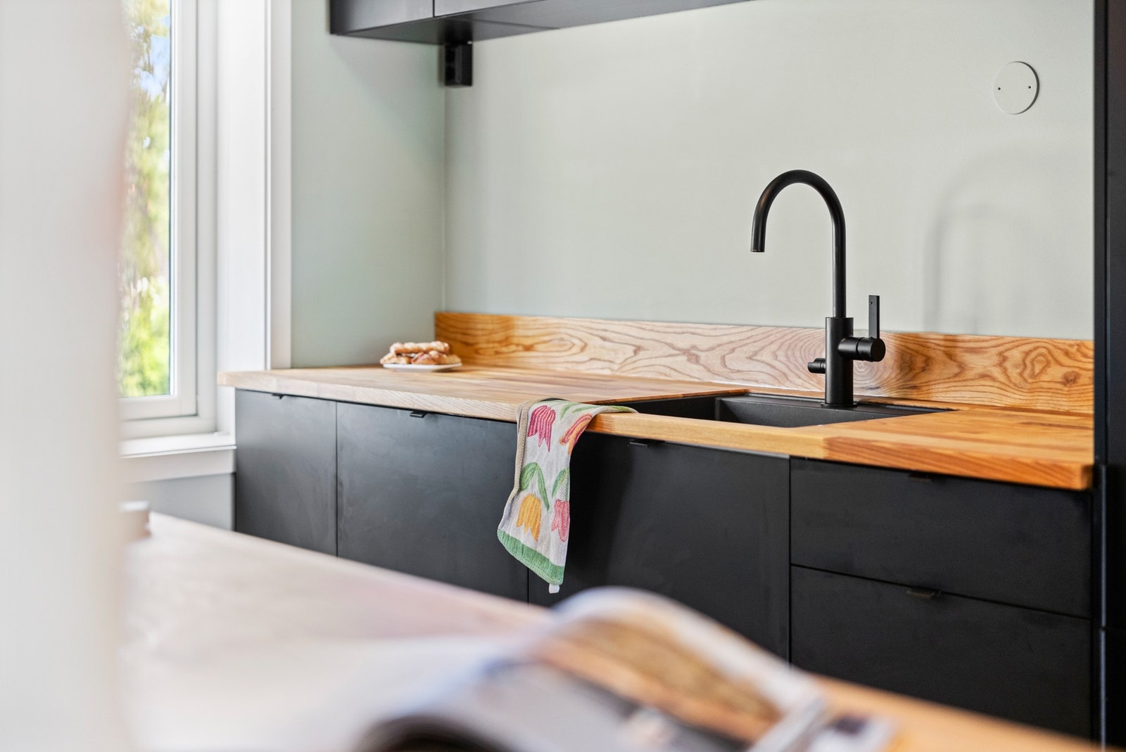 Kjøkkenet fremstår som meget innbydende og delikat. Galleribilde