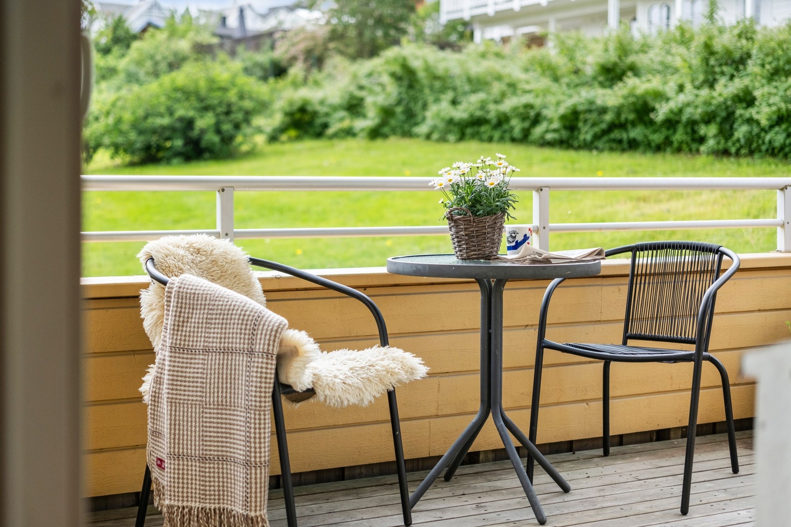 Fra stua er det utgang til en flott og solrik balkong med takoverbygg, som ligger vendt mot sør. Galleribilde