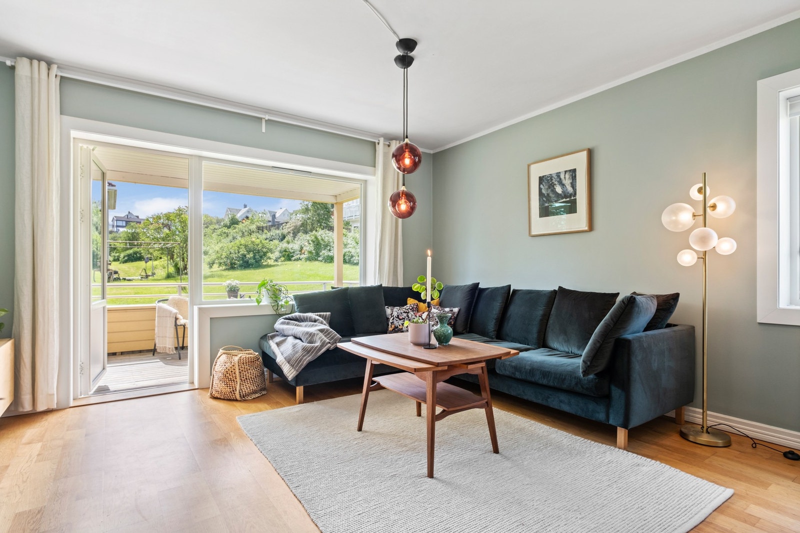 Flott stue og kjøkken i åpen løsning på totalt 30 kvm. Fra stua er det utgang til terrasse. Galleribilde