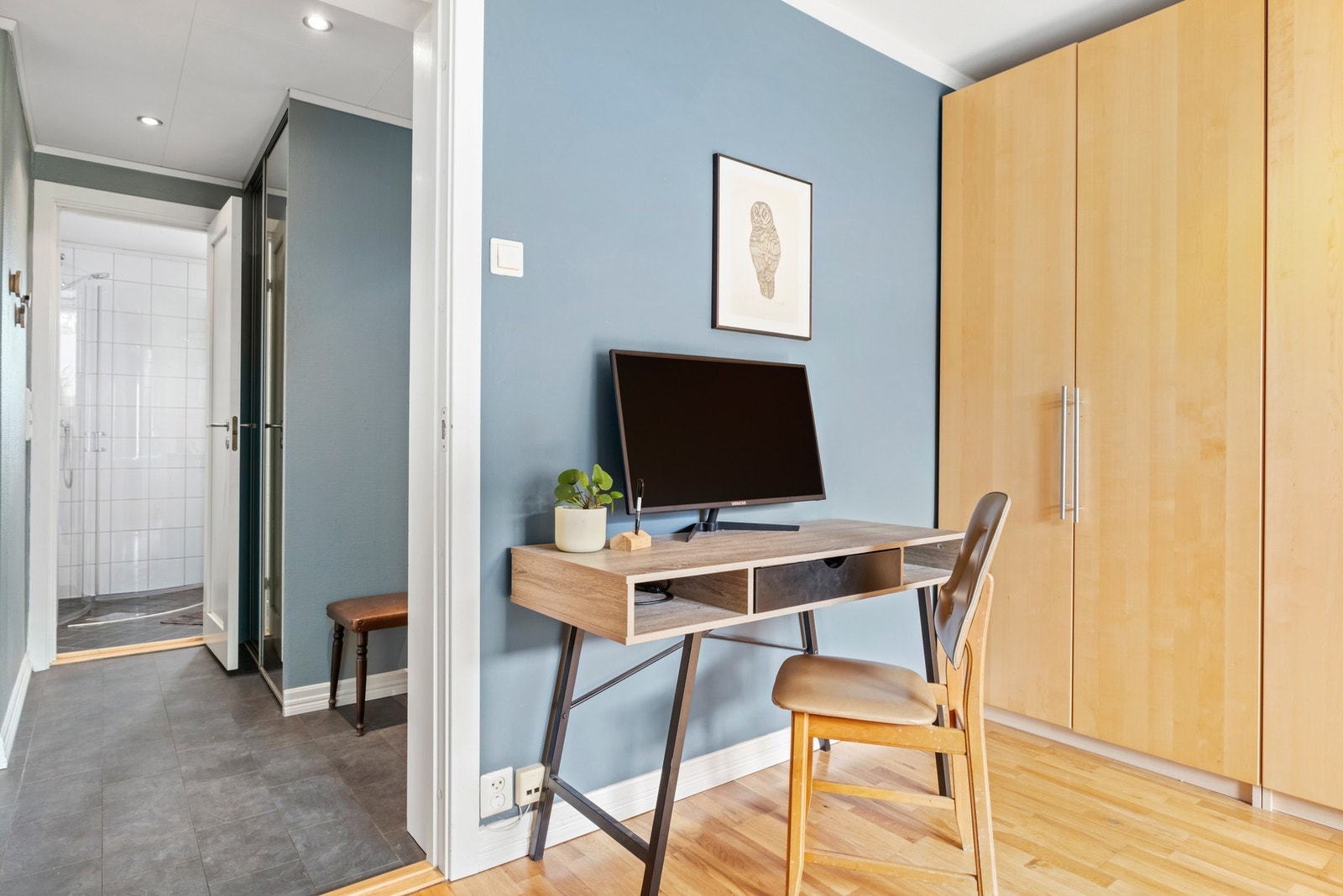 Entre har downlights i tak Galleribilde