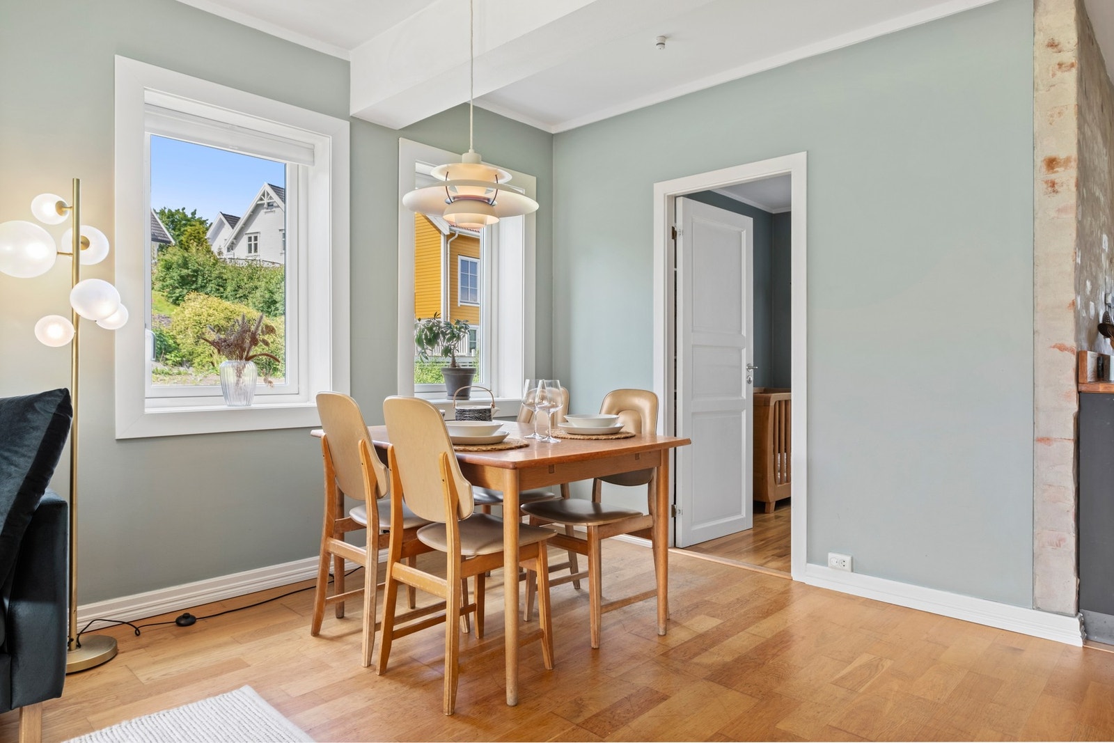 Stua har flere gode møbleringsmuligheter. Ved kjøkkenet er det god plass til spisebord. Galleribilde