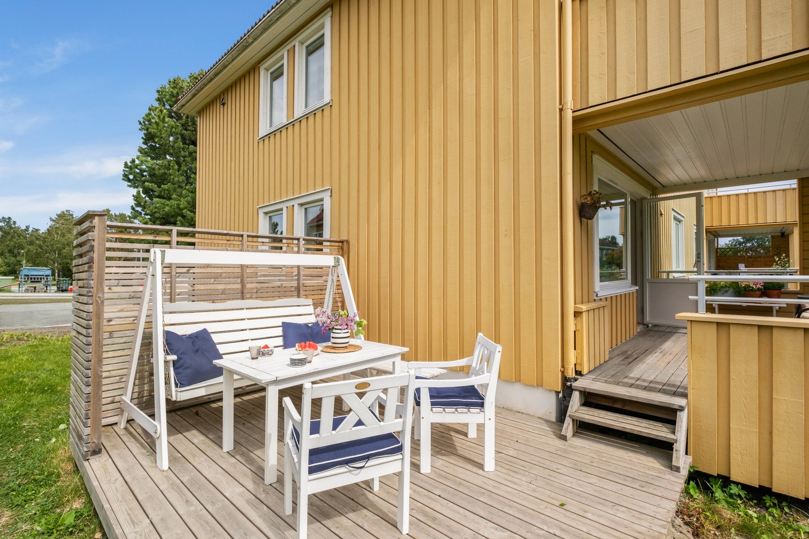 Selger har også (etter godkjenning av borettslaget) opparbeidet en flott terrasse med umiddelbar tilgang til plen og fellesområder. Galleribilde