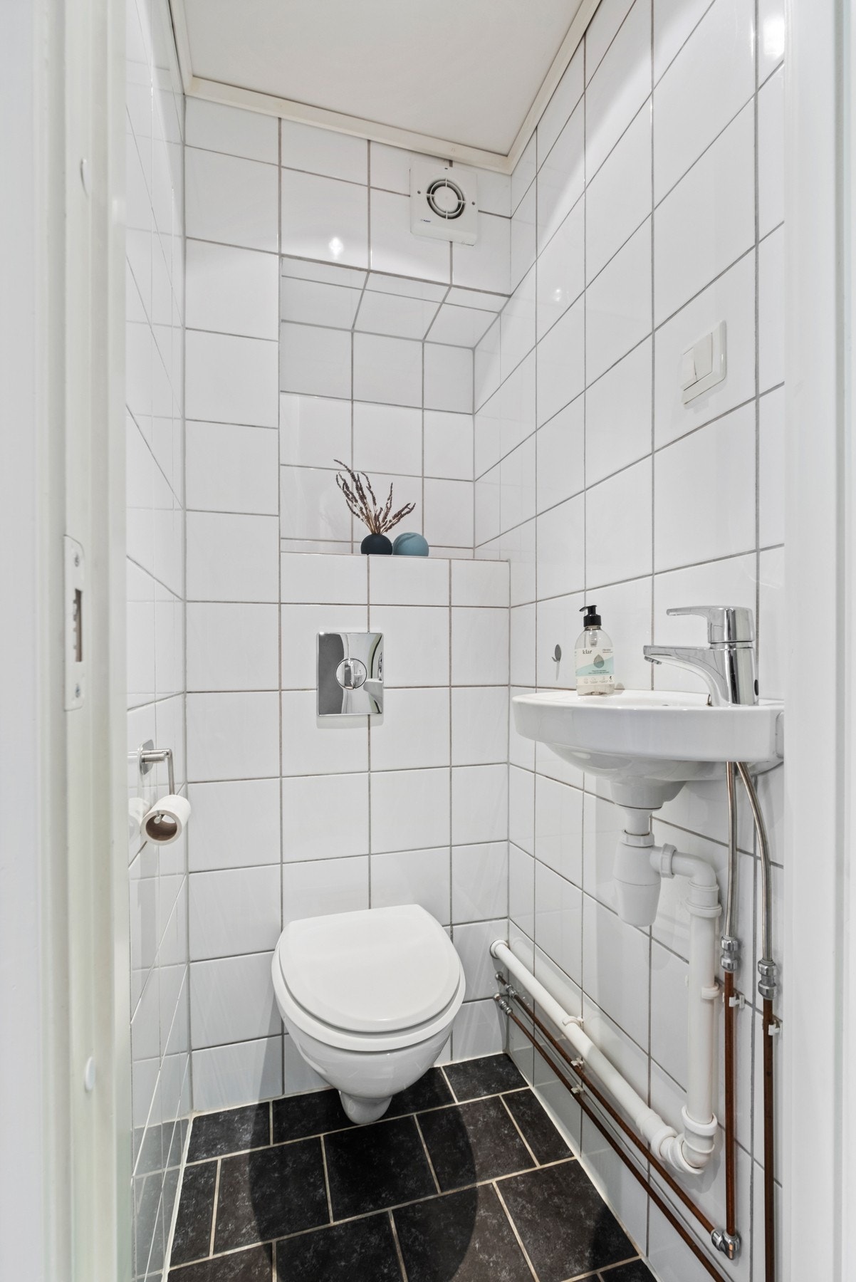 Leiligheten har separat toalettrom ved badet. Galleribilde