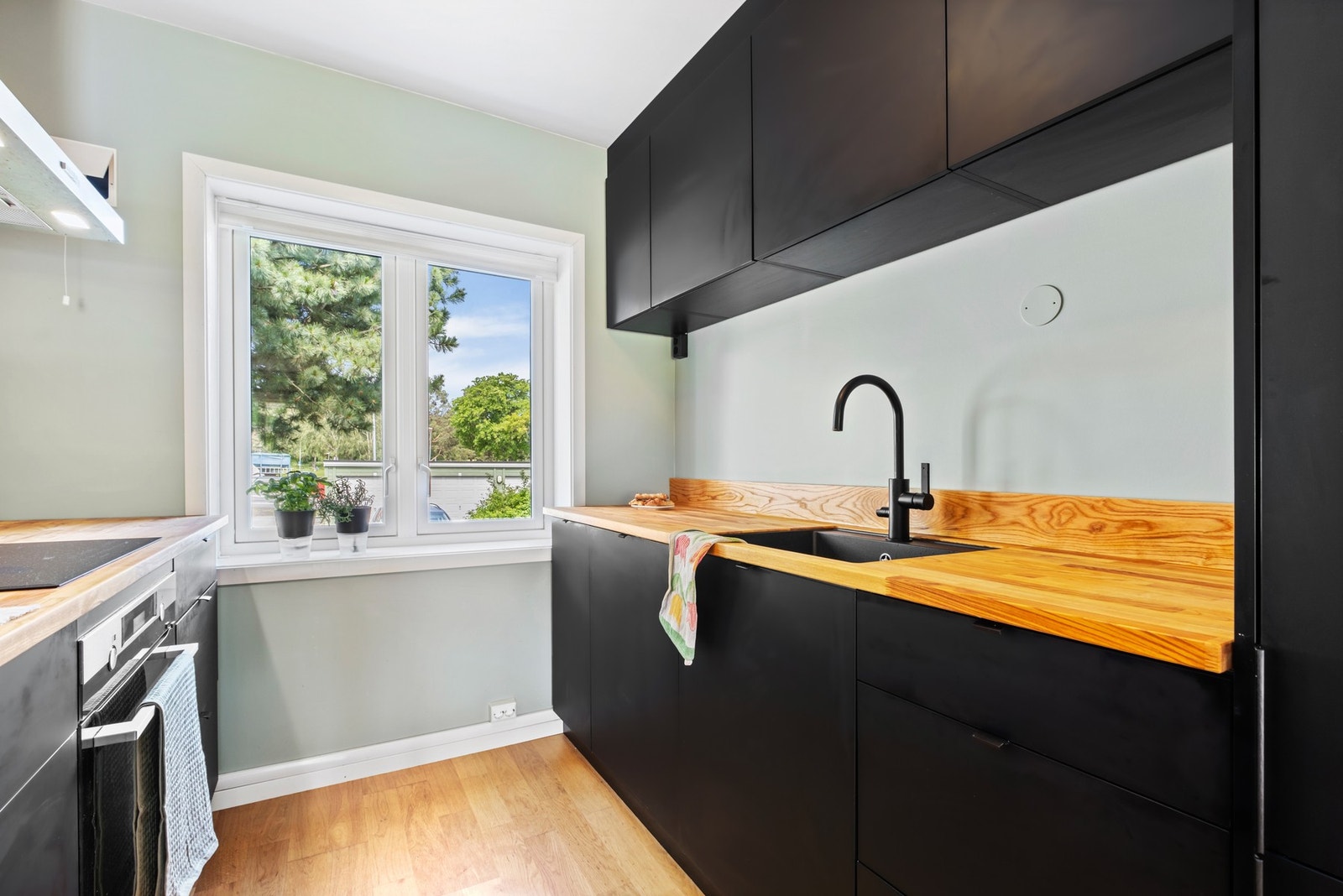 Kjøkkenet er oppdelt i to soner, så flere i familien får plass til samme tid. Galleribilde