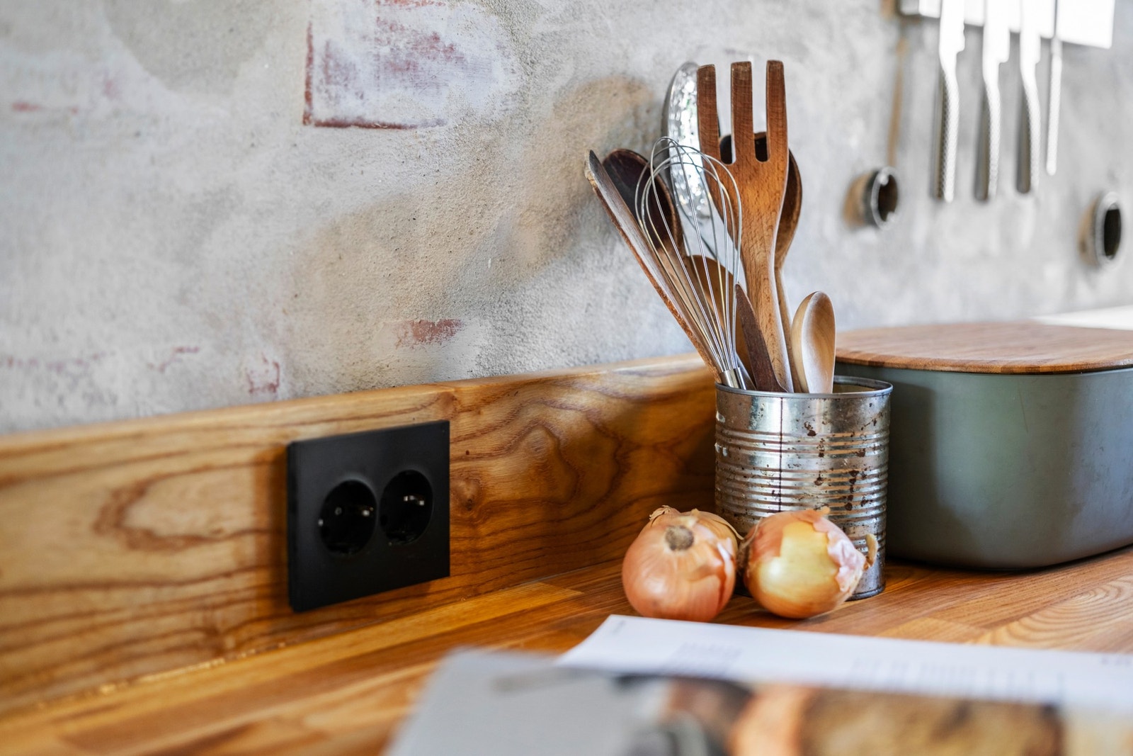 Kjøkkenet ble også oppgradert elektrisk med stikkontakter i Elko plus. Galleribilde