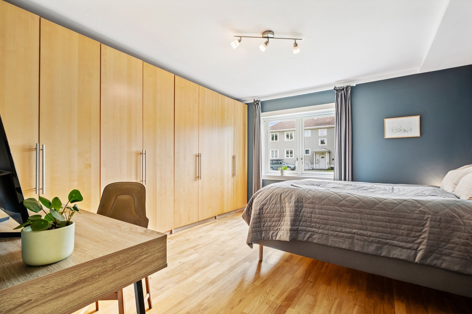 Soverommet har rikelig med garderobeskap. Galleribilde