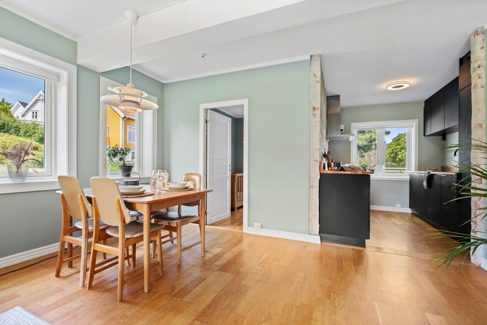 Åpen løsning mellom stue og kjøkken gir gode oppholdsrom for hele familien. Galleribilde