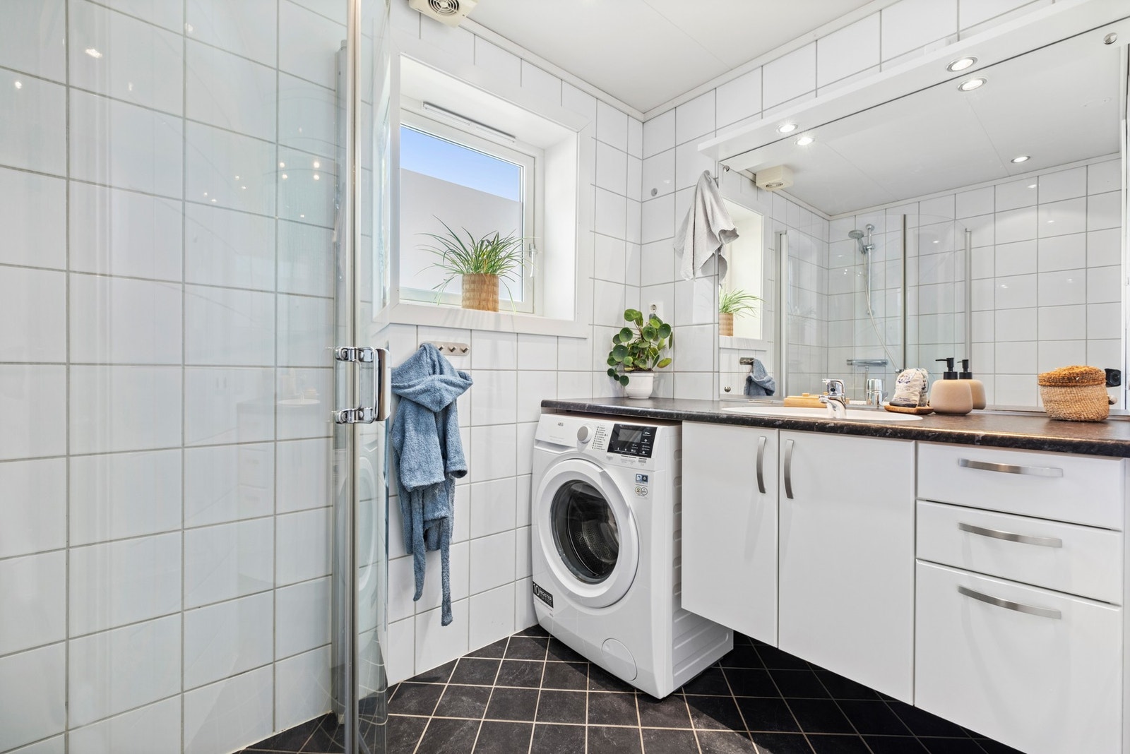 Badet fremstår som lyst og flott og er flislagt med varmekabler i gulv. Galleribilde