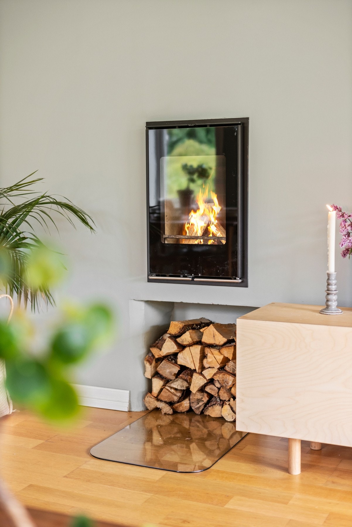 Det er montert vedovn som god og hyggelig oppvarmingskilde. Galleribilde