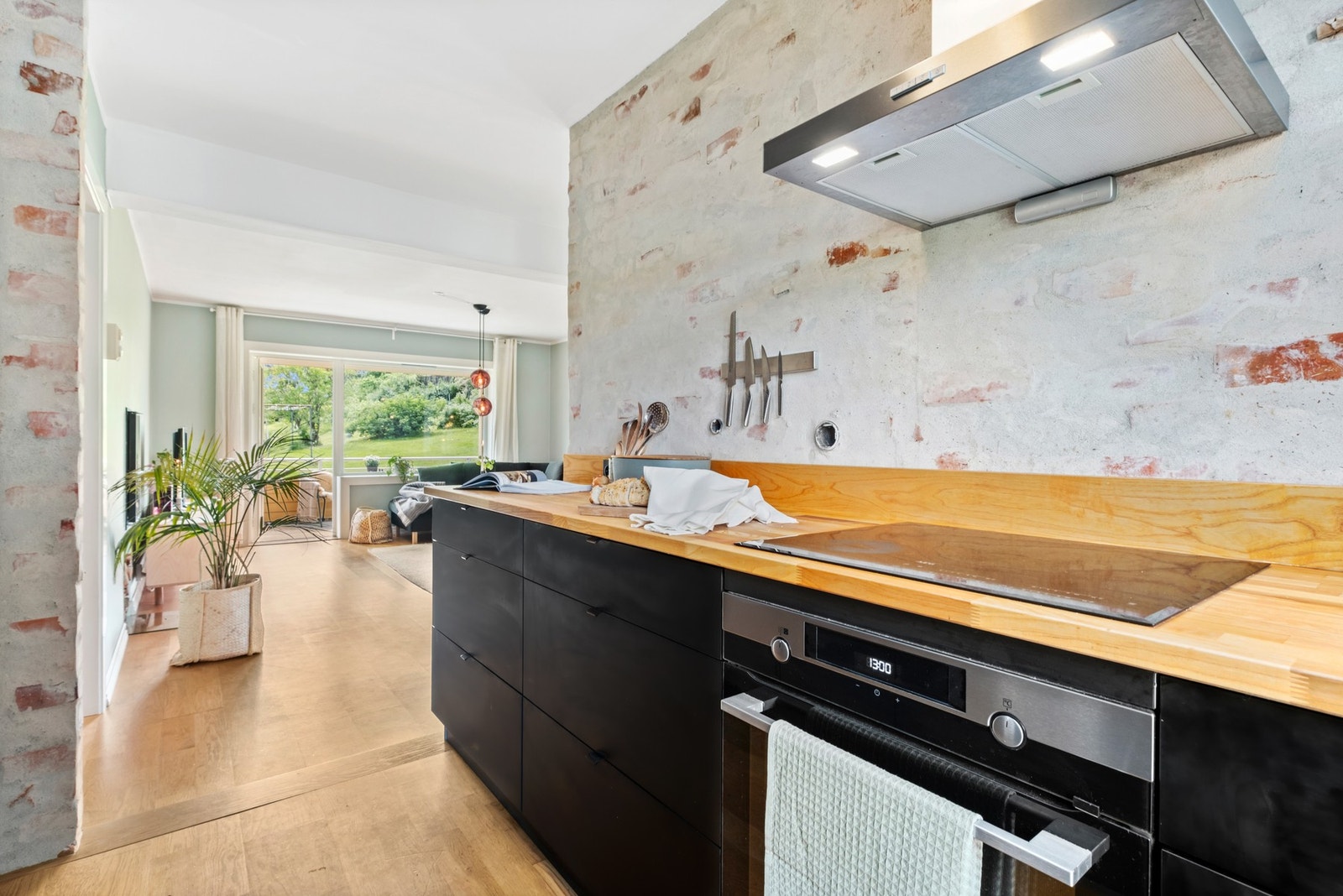 Kjøkkenet har integrert platetopp, stekeovn, oppvaskmaskin og kjøl- fryseskap. Galleribilde