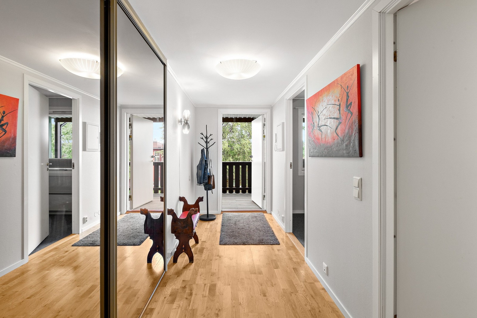 Gangen har en skyvedørsgarderobe med speilfronter samt porttelefon Galleribilde