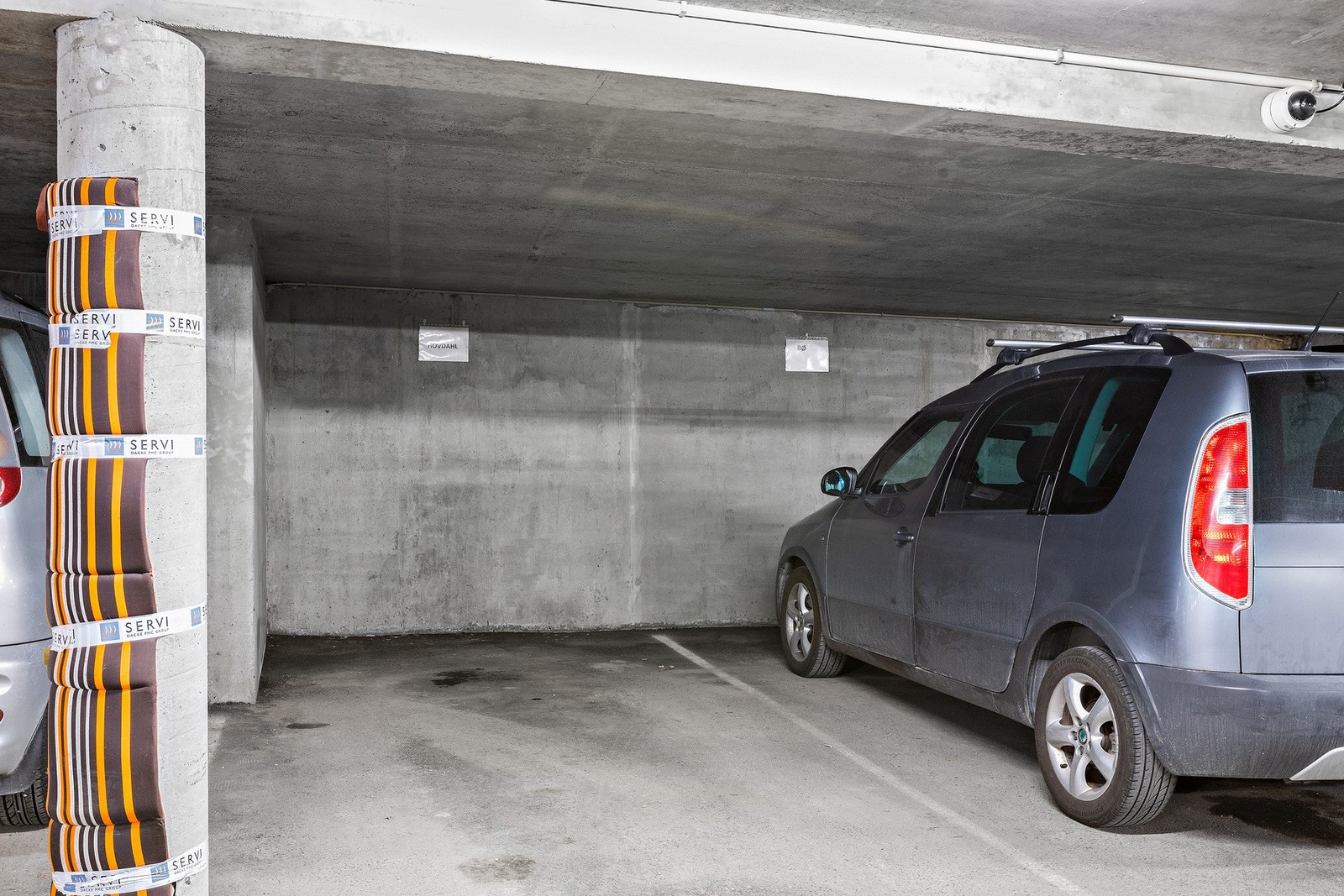 Det følger en egen parkeringsplass med leiligheten Galleribilde