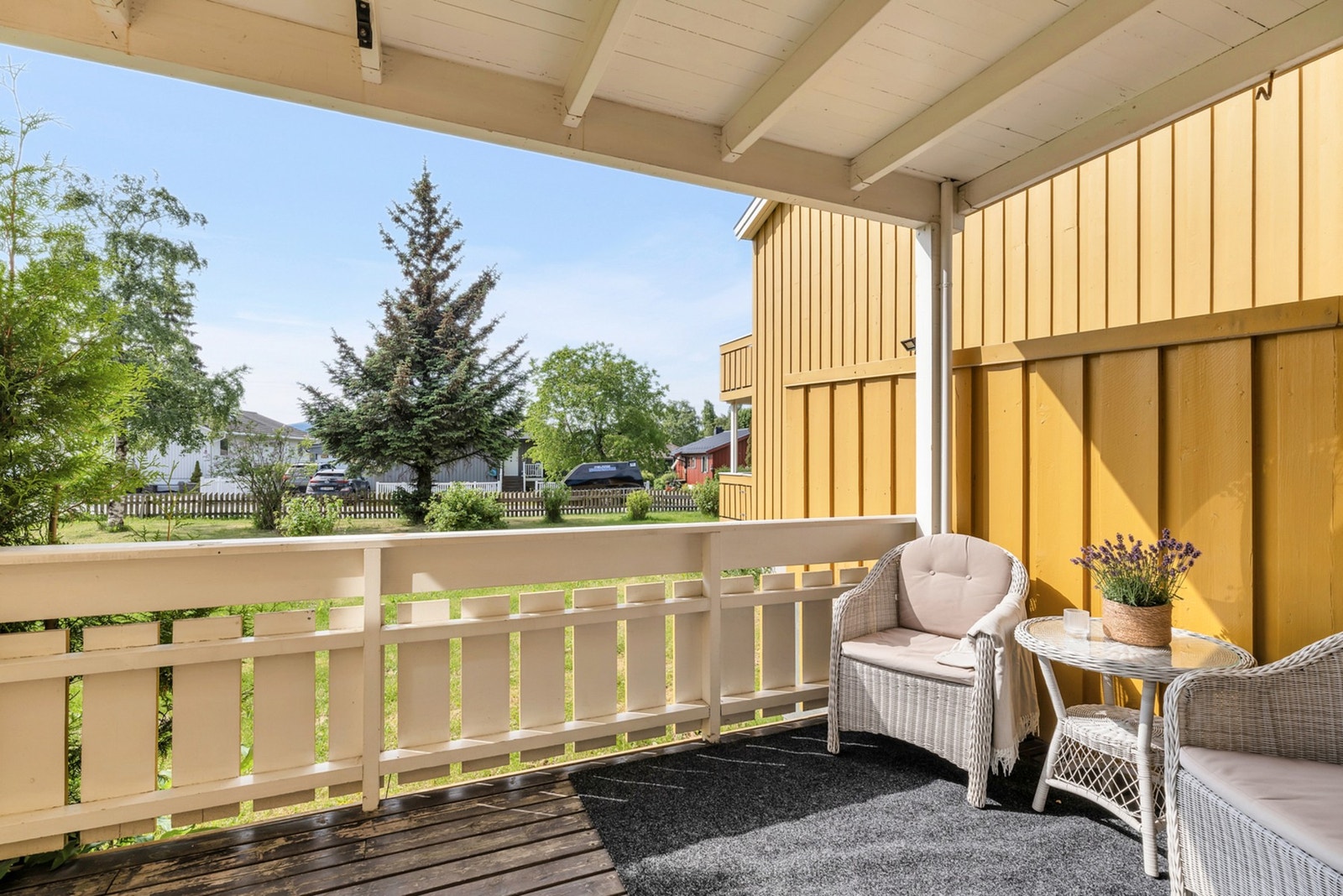 Den solrike balkongen er på 8 m² som gir god plass til ønsket utemøblement. Galleribilde