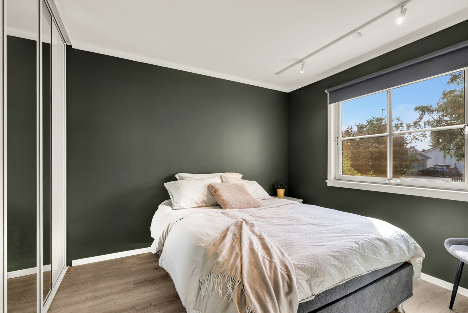 Soverommet er på hele 9,5 m² som gir god plass til dobbeltseng. Rommet er utstyrt med en stor og praktisk skyvedørsgarderobe som medfølger handelen. Galleribilde