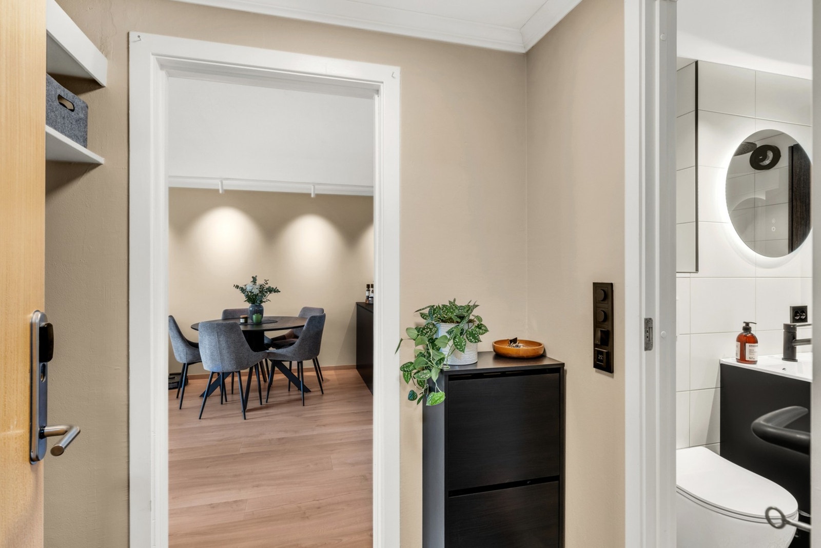 Innbydende entré som står til stil med resten av boligen. Her har du også god plass til sko- og klesoppheng. Galleribilde