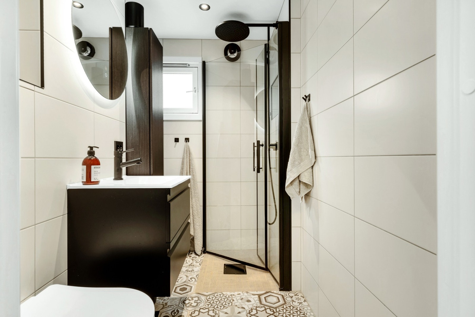 Strøkent flislagt bad med gulvvarme. Badet ble totalrenovert i 2022 og hat fått TG0 av takstmann. Galleribilde
