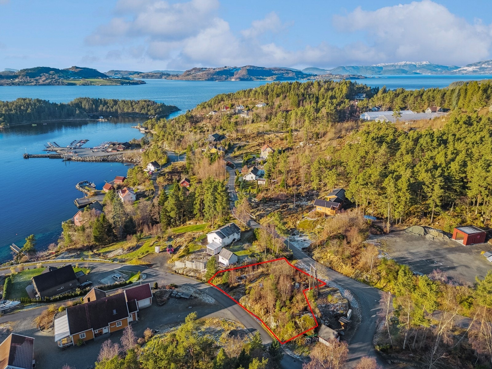 Tomten ligger sentralt plassert på Eidssund, ca 400 meter fra ferjekaia. Galleribilde