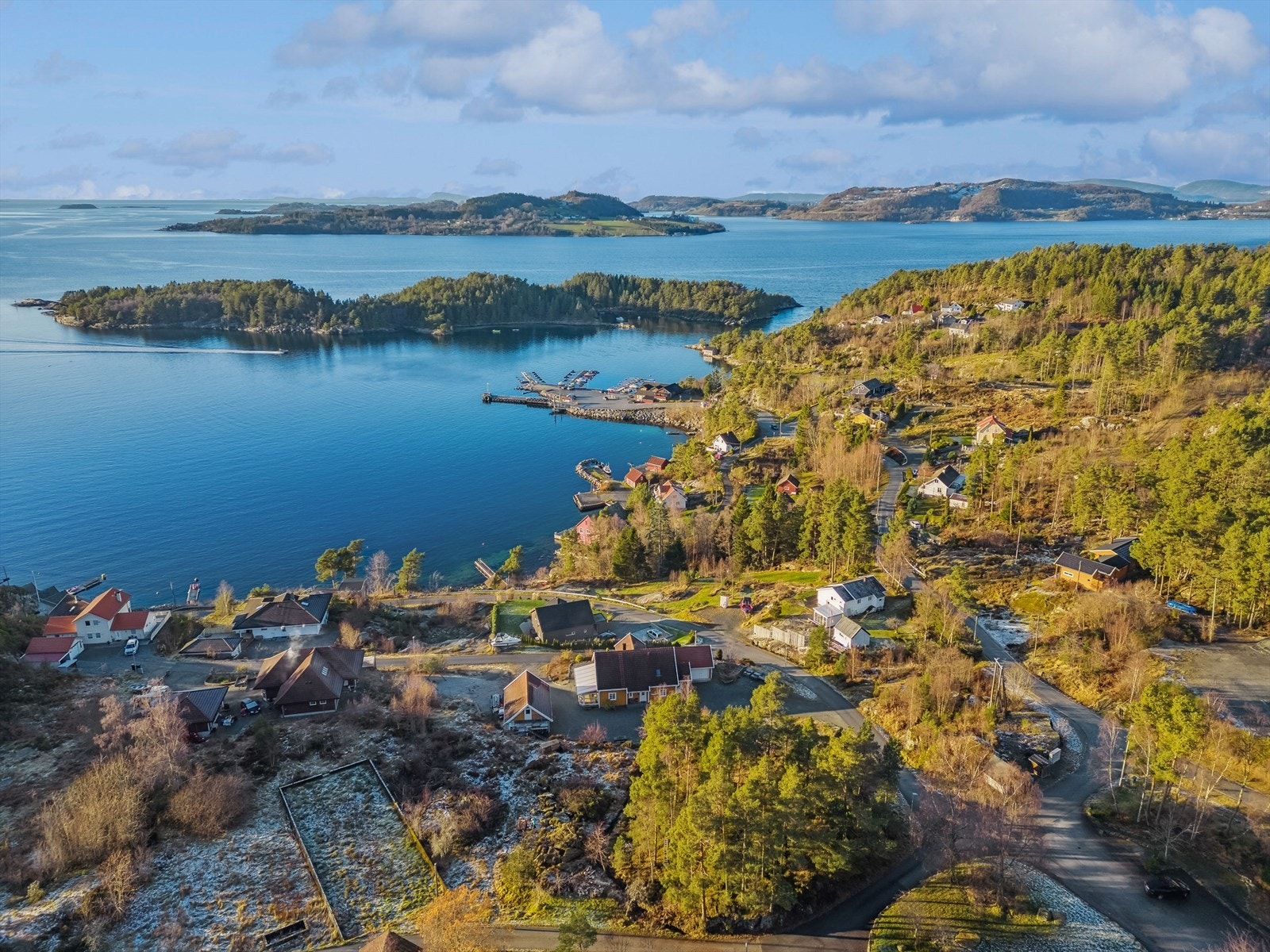 Like ved finner du Joker og Ombo oppvekstsenter med barnehage, skole og lekeplass. Galleribilde