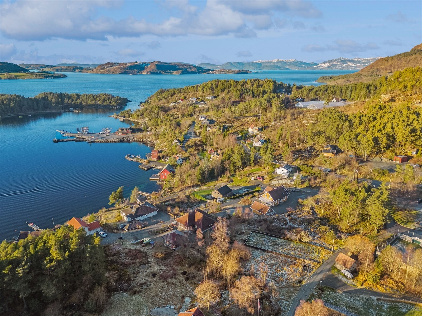 Området har en flott sjarm og tilbyr muligheter for båtliv og fiske. Galleribilde