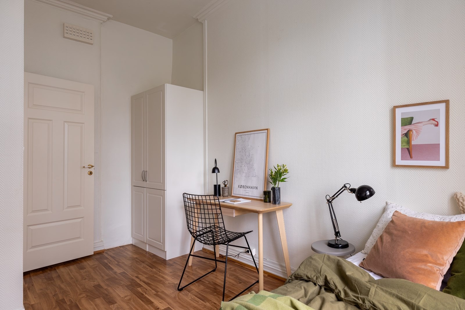 Et romslig klesskap gir god plass til lagring av klær og tilbehør. Galleribilde