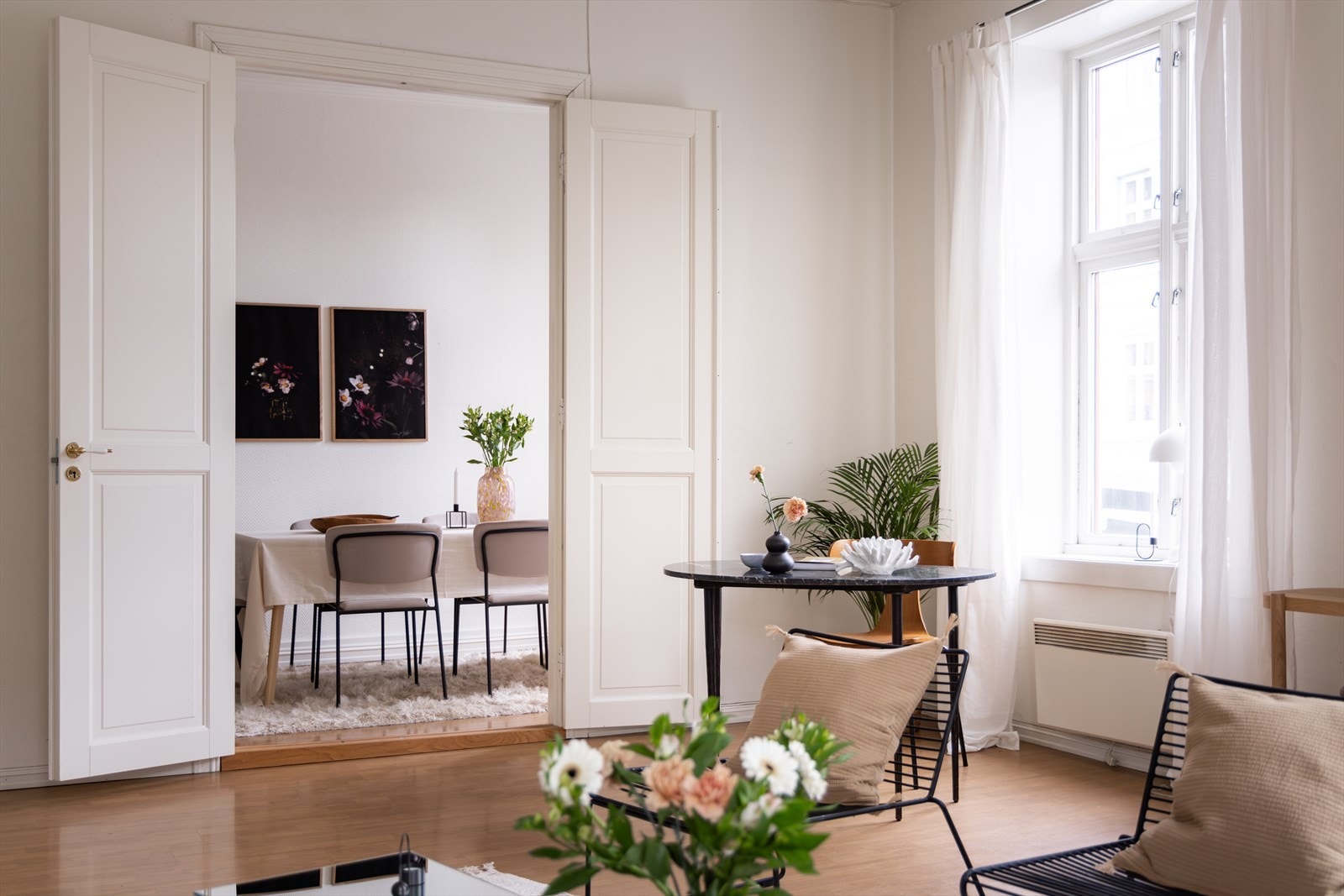 Rikelig med lysinnslipp gjennom store vindusflater. Galleribilde