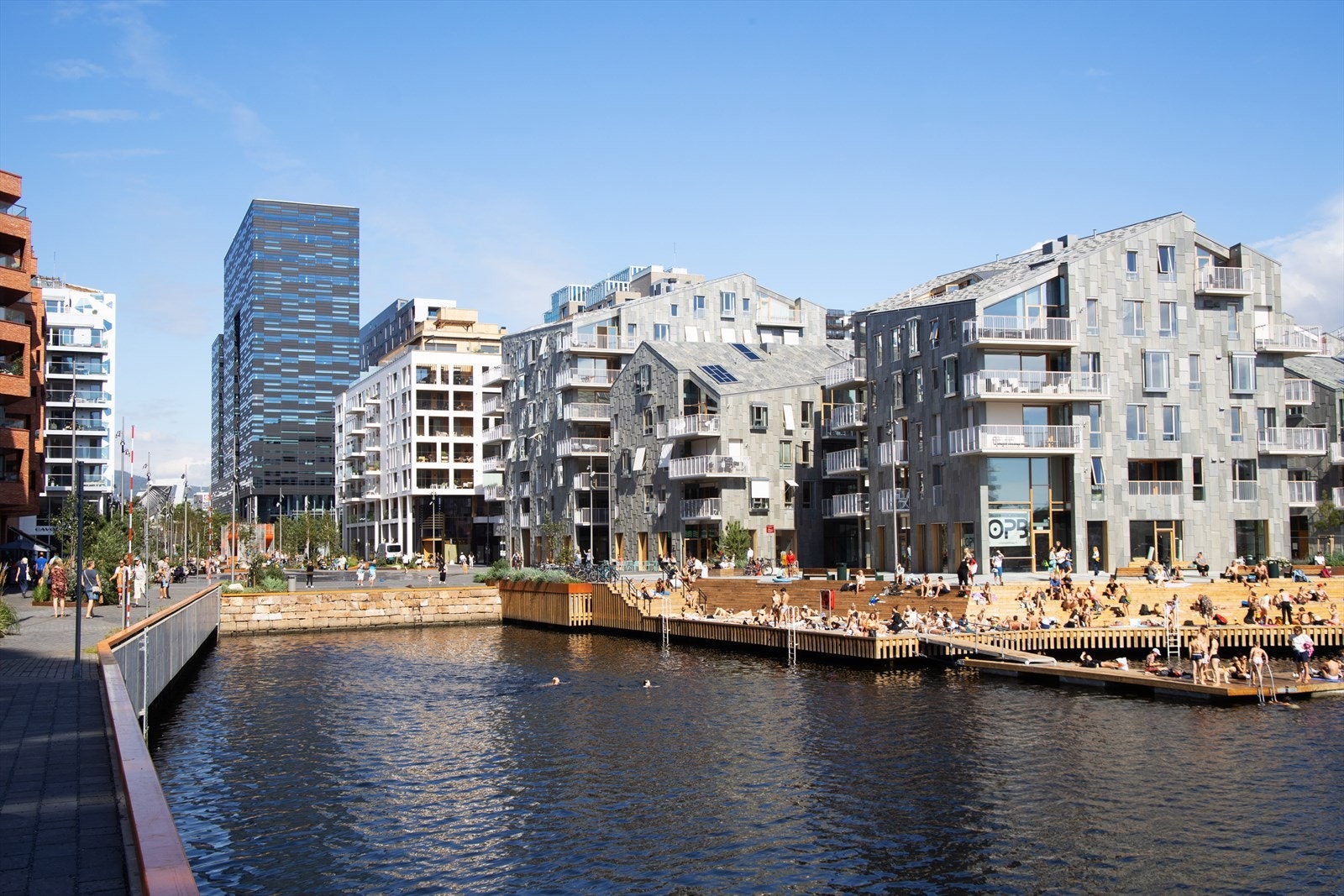 Munch brygge og Oslobukta byr på bading, flott arkitektur samt spennende kultur- og matopplevelser. Galleribilde