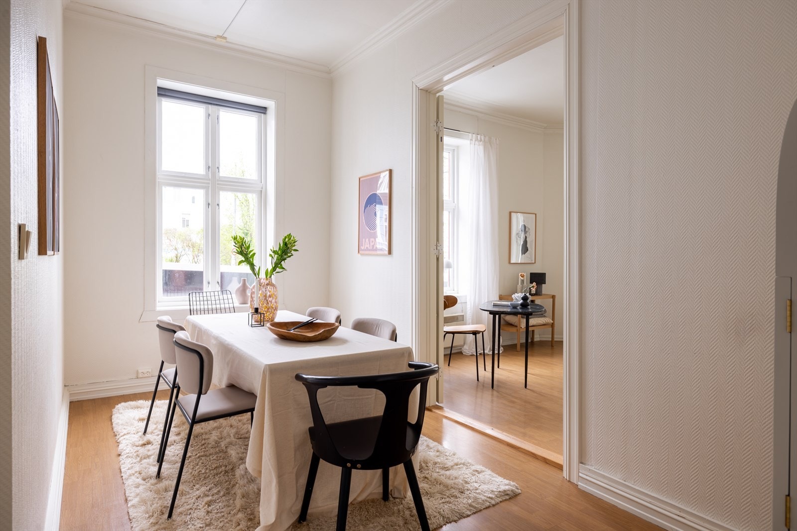 Spisestuen er lys og luftig, med god plass til større spisebord. Galleribilde