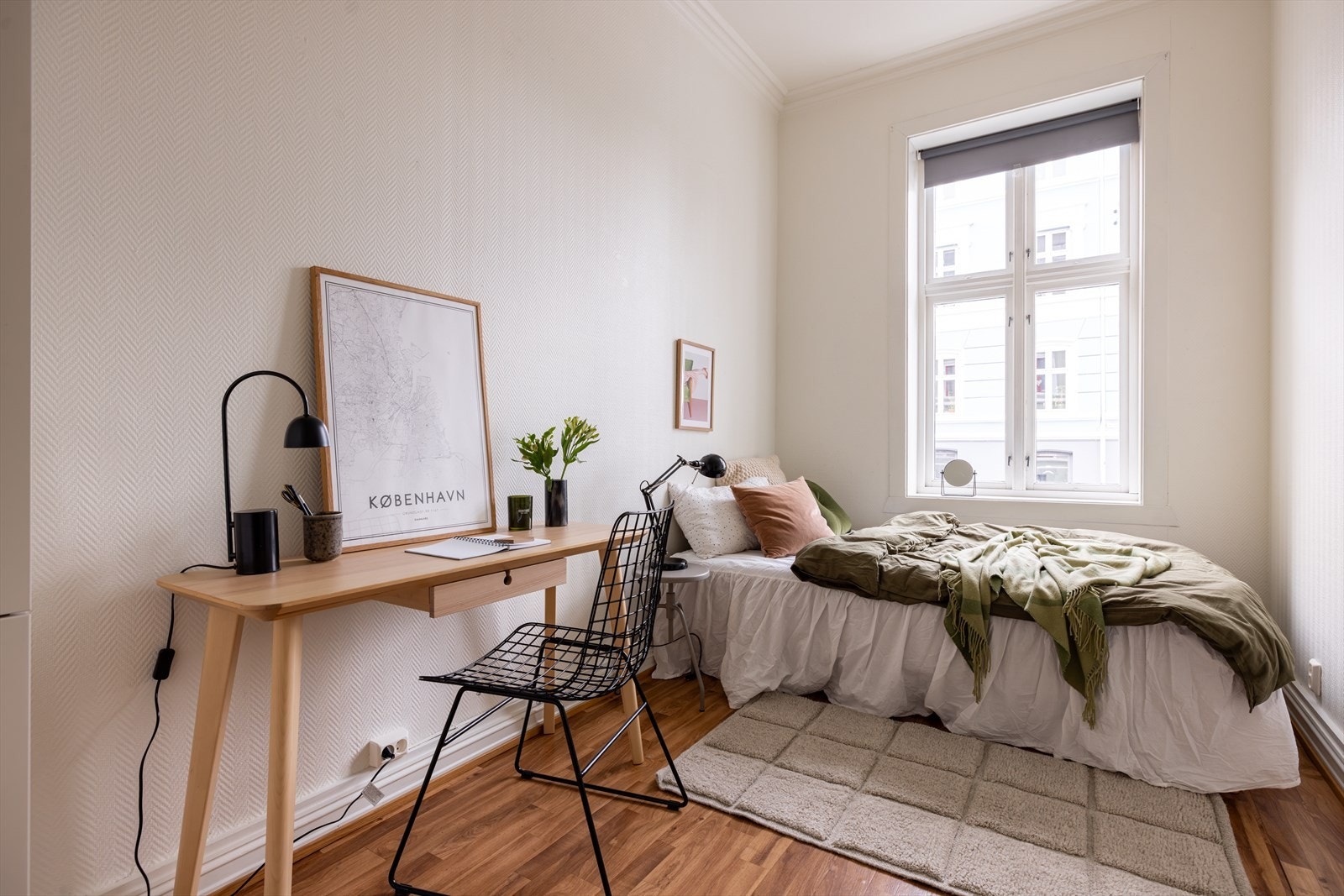 Soverom II er lyst og innbydende. Her har du plass til seng, nattbord og pult. Galleribilde