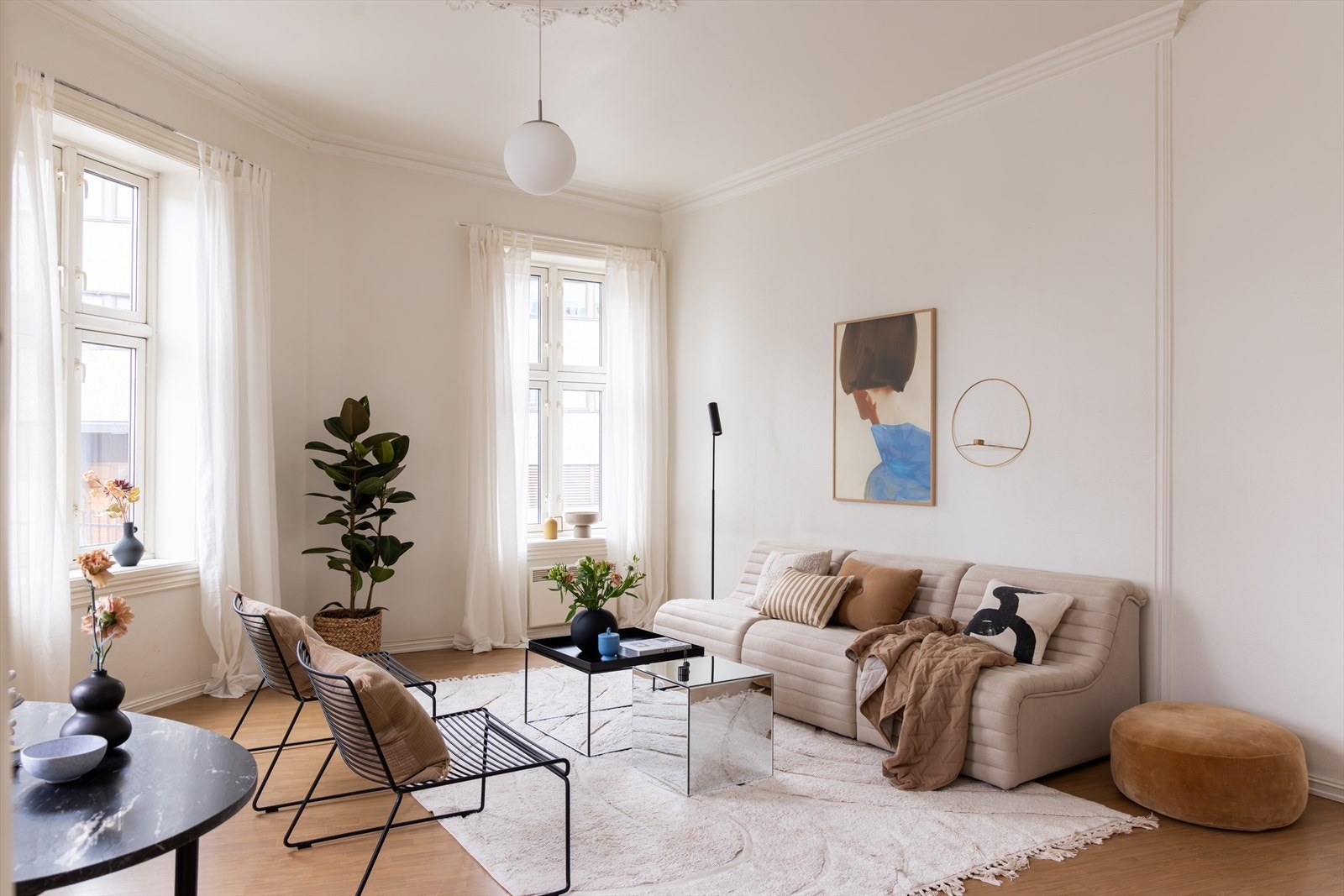 Leiligheten ligger meget fint til i Gamlebyen - Området er sentralt, samtidig som at det oppleves akkurat langt nok unna kjernen til at det er et rolig område der det er godt å bo. Galleribilde