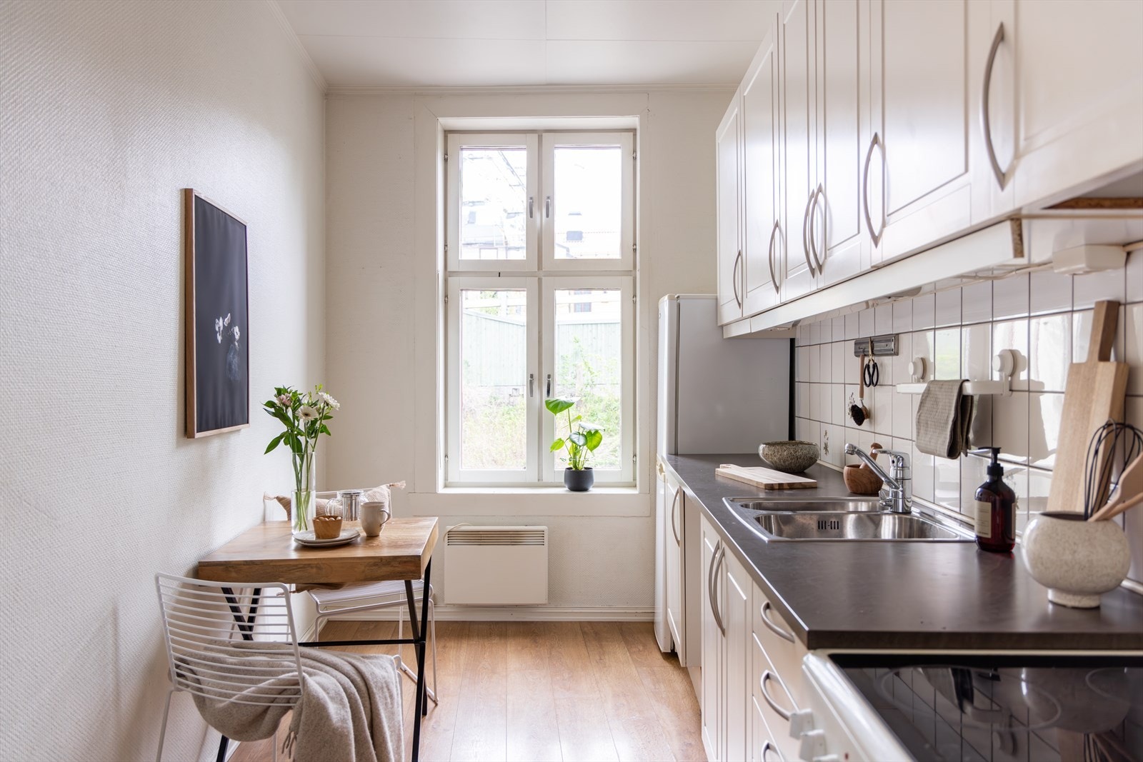 Hvitevarene er frittstående, herunder kjøleskap med fryser og
komfyr med keramisk topp. Galleribilde