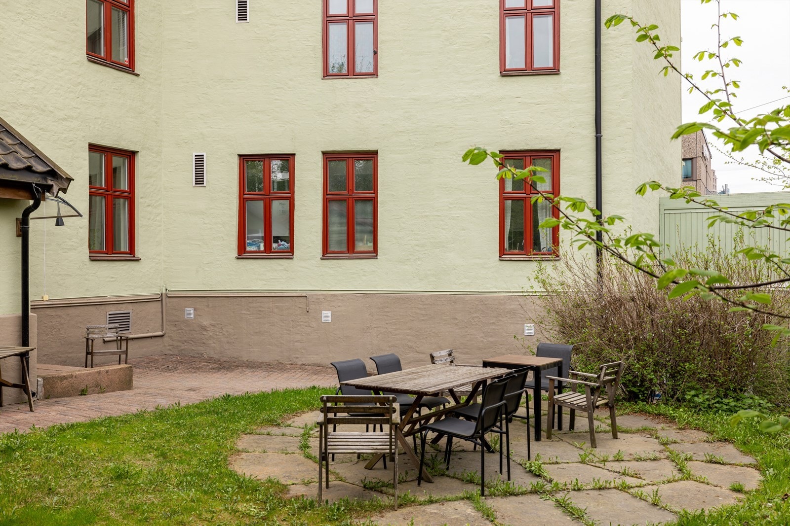 Bakgården er frodig og grønn. Hva med å møte naboen for en kaffe i solen? Galleribilde