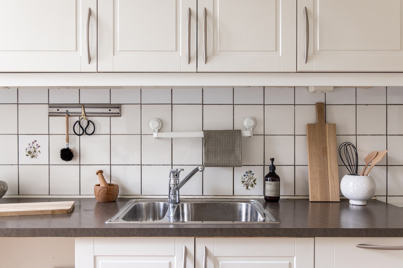 Her har du rikelig med skap- og benkeplass å boltre deg på! Galleribilde