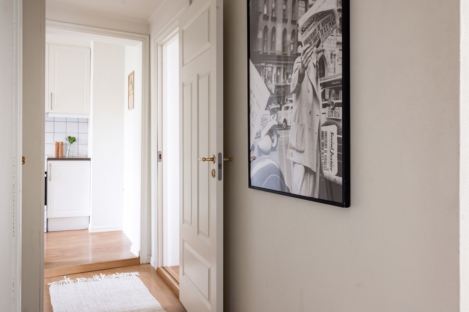 Den lyse gangen fører deg enkelt fra rom til rom. Galleribilde