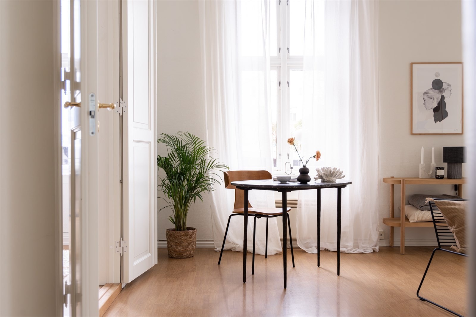 Om du ønsker et ekstra soverom kan dette lages i rommet som i dag brukes som spisestue, da kan du trekke bordet ut som dette. Galleribilde